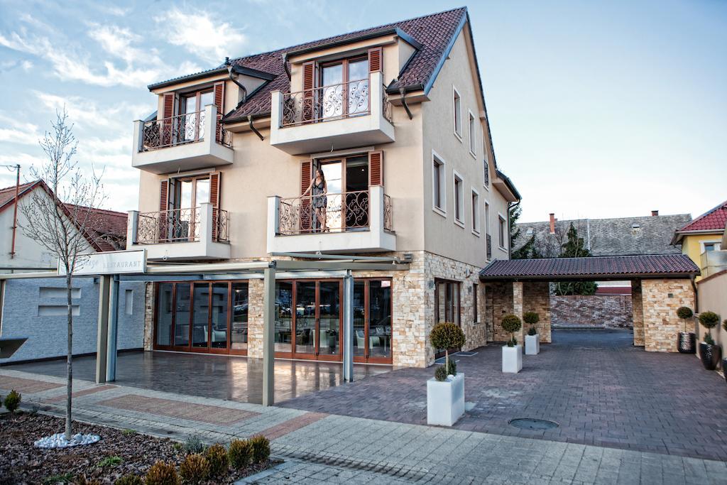 Mirage Hotel Sárvár الغرفة الصورة